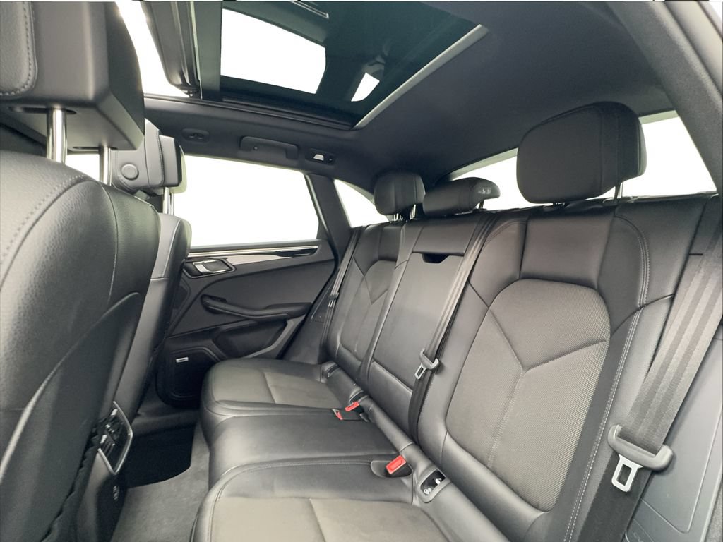 Used 2022 Porsche Macan AWD/4WD image 19
