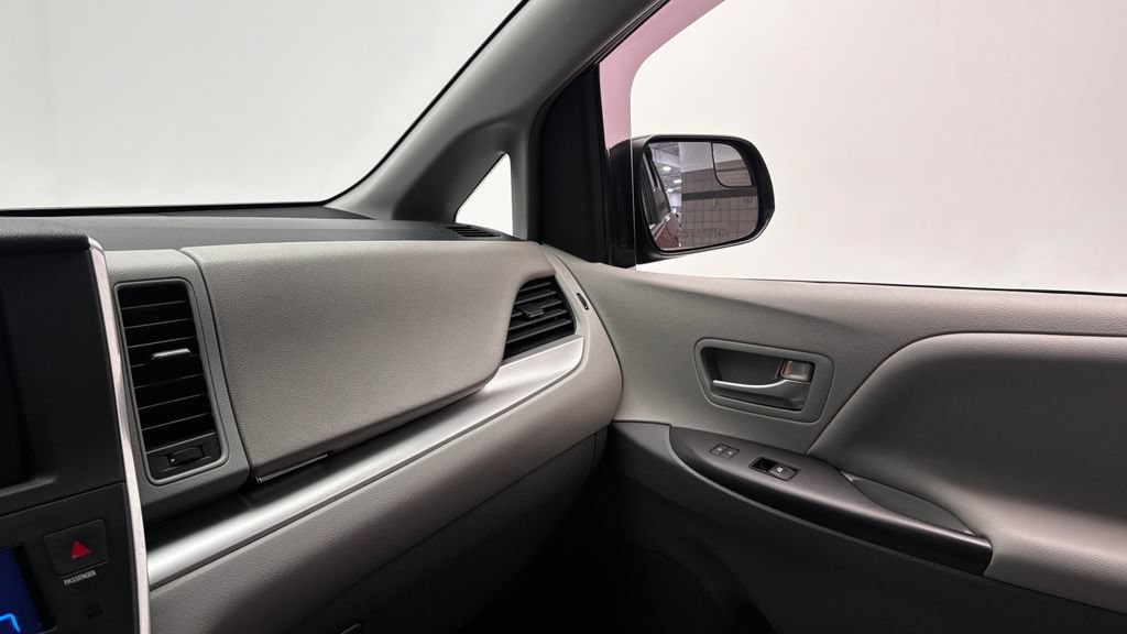 Used 2015 Toyota Sienna LE FWD image 20