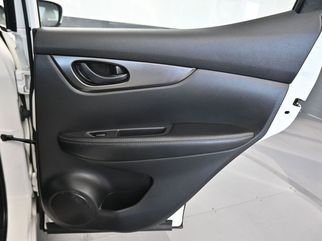 Used 2022 Nissan Rogue Sport S image 32