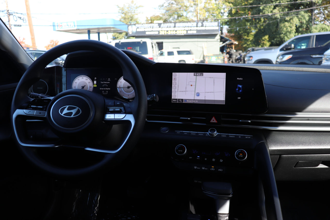 Used 2024 Hyundai Elantra SEL image 17