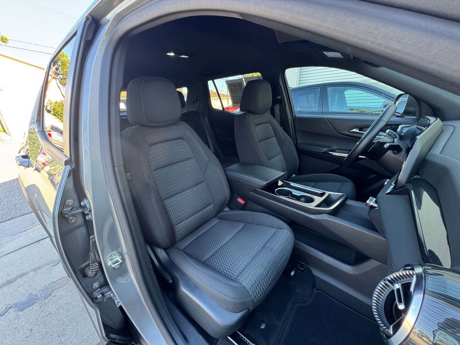 Used 2025 Chevrolet Equinox LT image 35