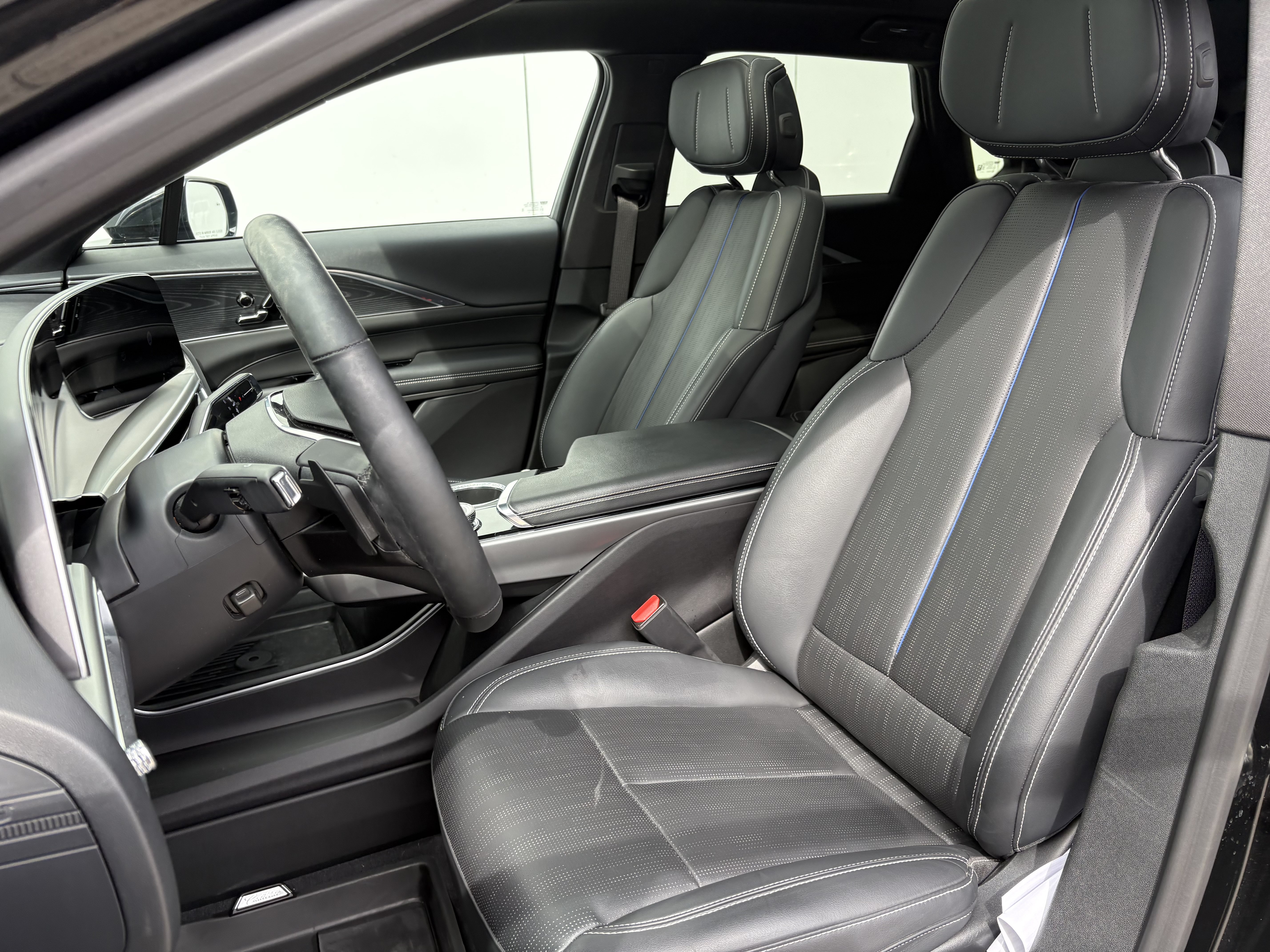 Used 2024 Cadillac Lyriq Sport w/ LPO, Floor Liner Package AWD/4WD image 10