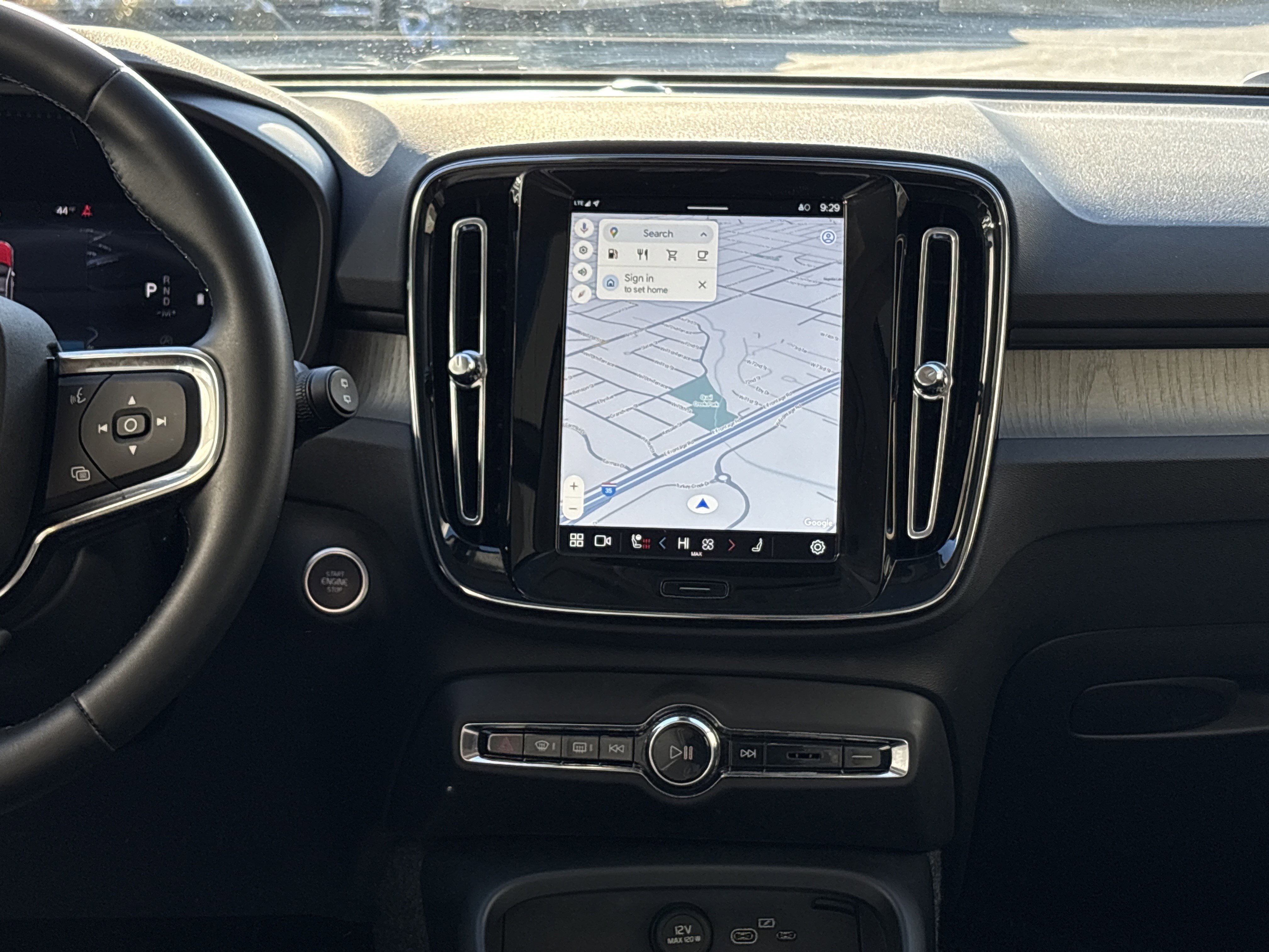 Used 2025 Volvo XC40 B5 Core image 30