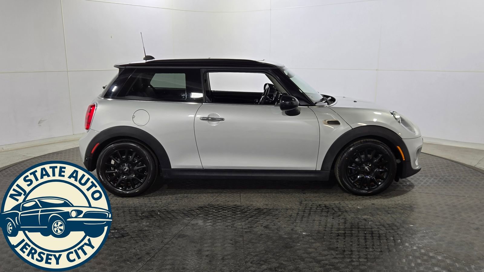Used 2019 MINI Cooper 2-Door Hardtop FWD image 8