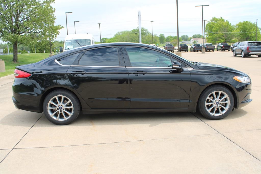 Used 2017 Ford Fusion SE FWD image 4