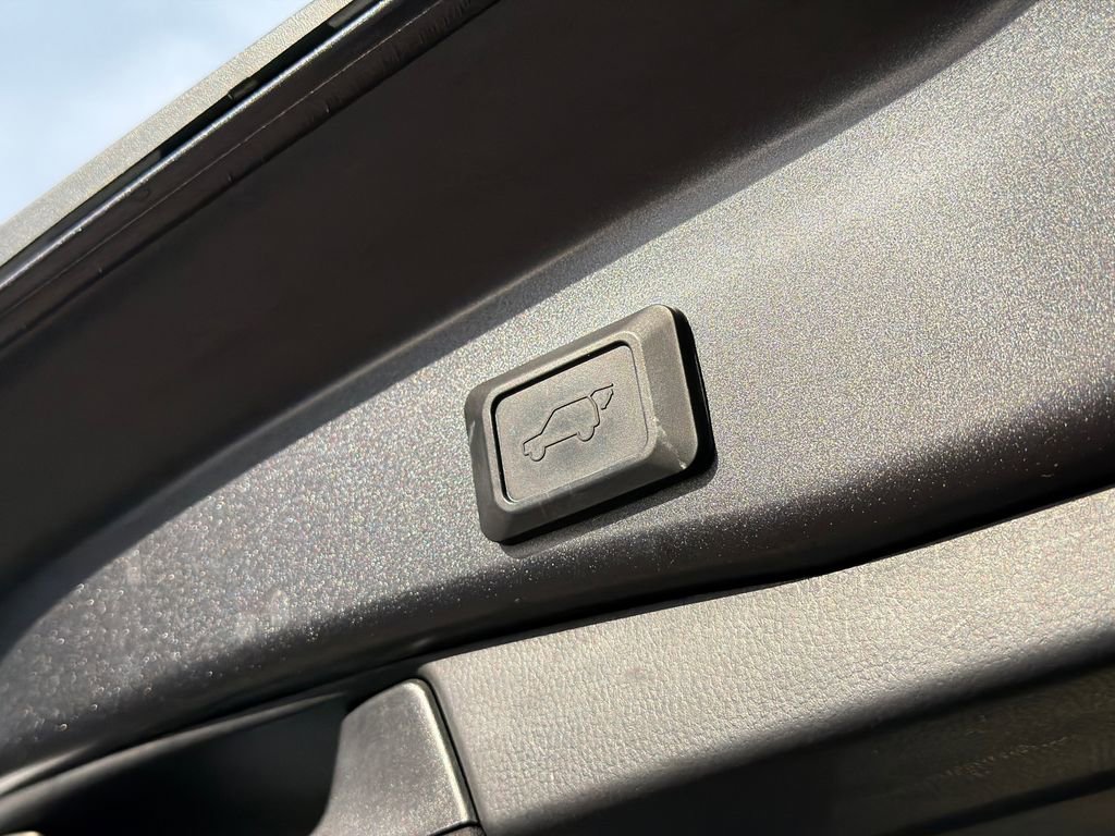 Used 2020 Toyota RAV4 XLE w/ Convenience Package image 9