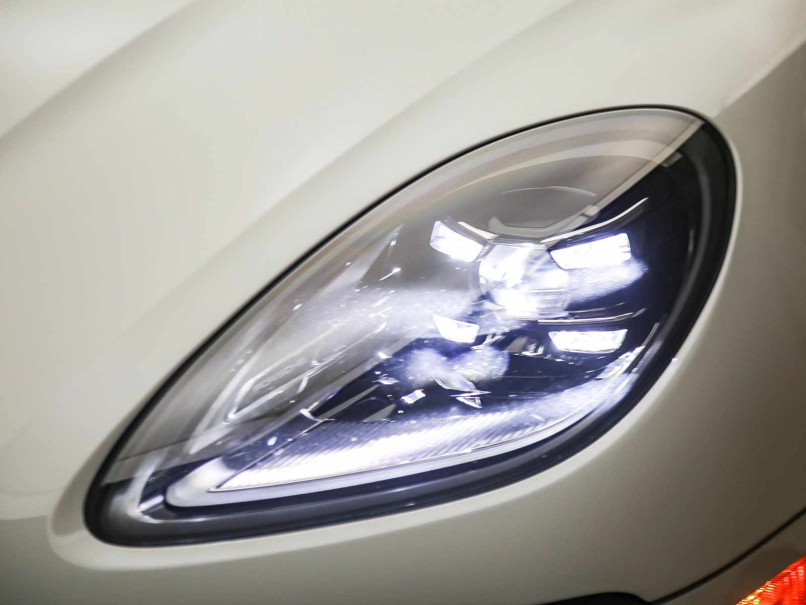 Certified 2026 Porsche Macan Turbo AWD/4WD image 11