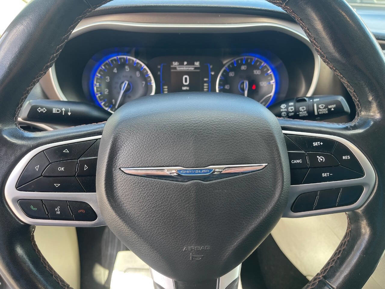 Used 2018 Chrysler Pacifica Touring-L image 18