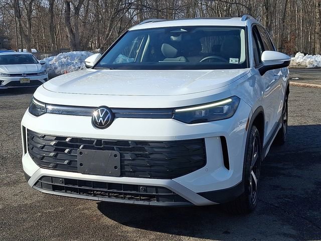 Certified 2025 Volkswagen Tiguan SE w/ Panoramic Sunroof Package AWD/4WD image 4