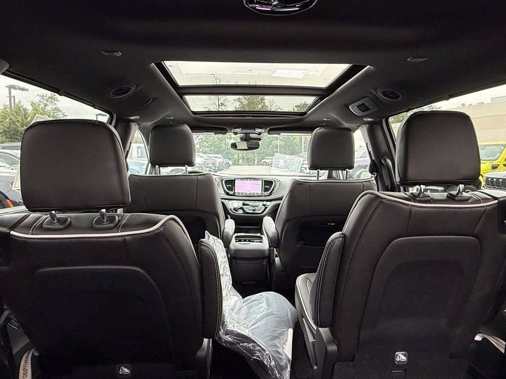 New 2027 Chrysler Pacifica Limited FWD image 10