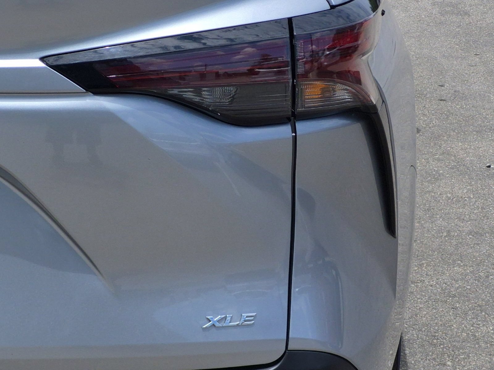 Used 2025 Toyota Sienna XLE FWD image 26