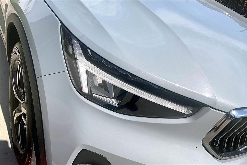 Certified 2025 Volvo XC40 B5 Core AWD/4WD image 39