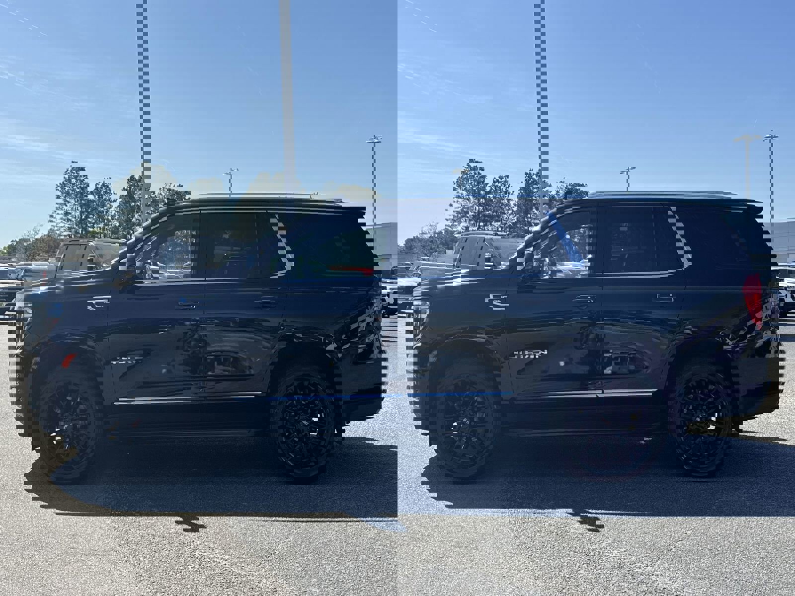 Used 2024 GMC Yukon SLT w/ SLT Luxury Package image 7