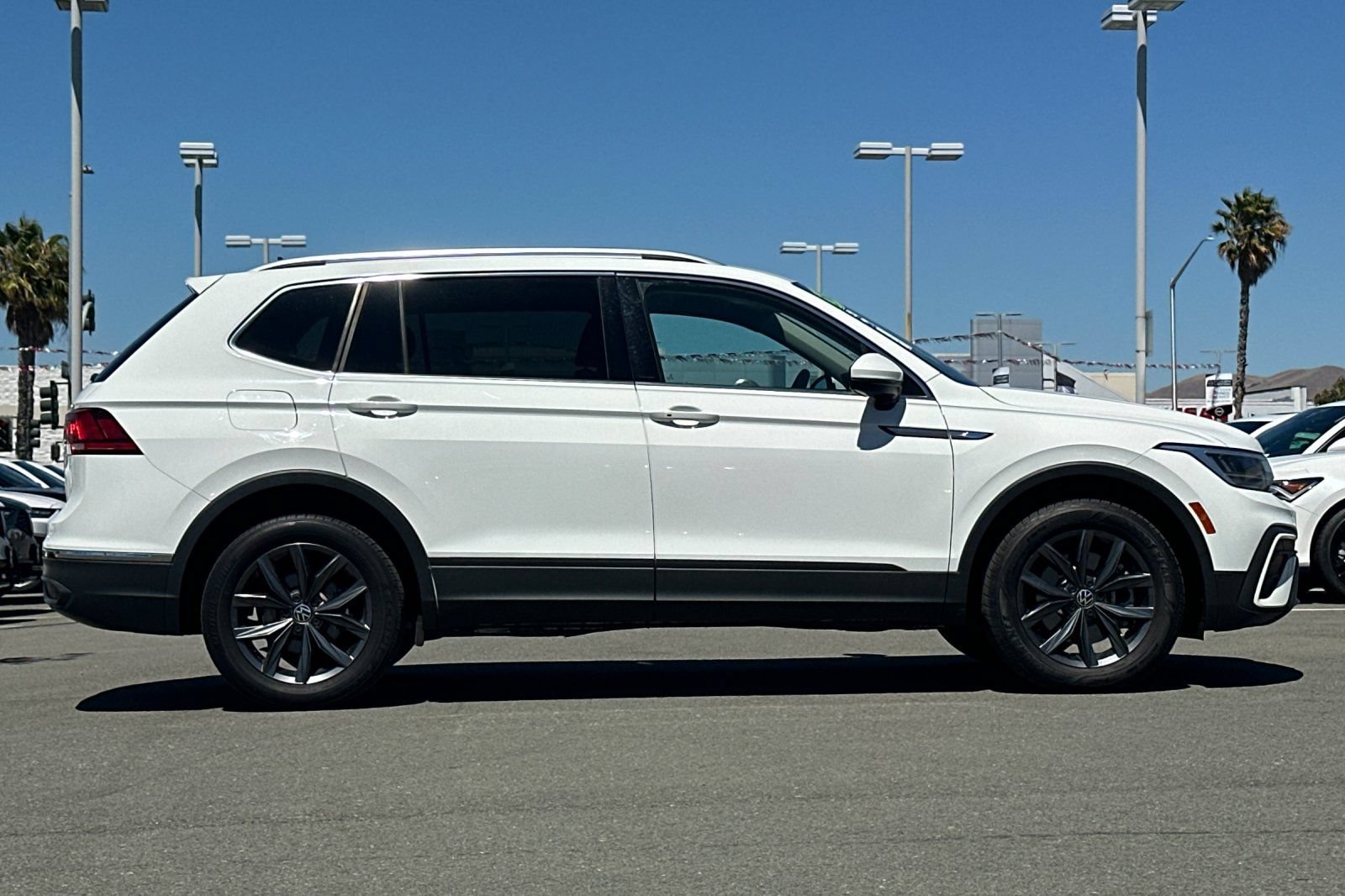 Used 2022 Volkswagen Tiguan SE FWD image 3