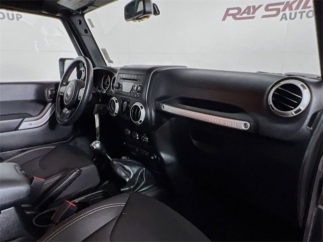 Used 2017 Jeep Wrangler Unlimited Sahara w/ Connectivity Group image 34