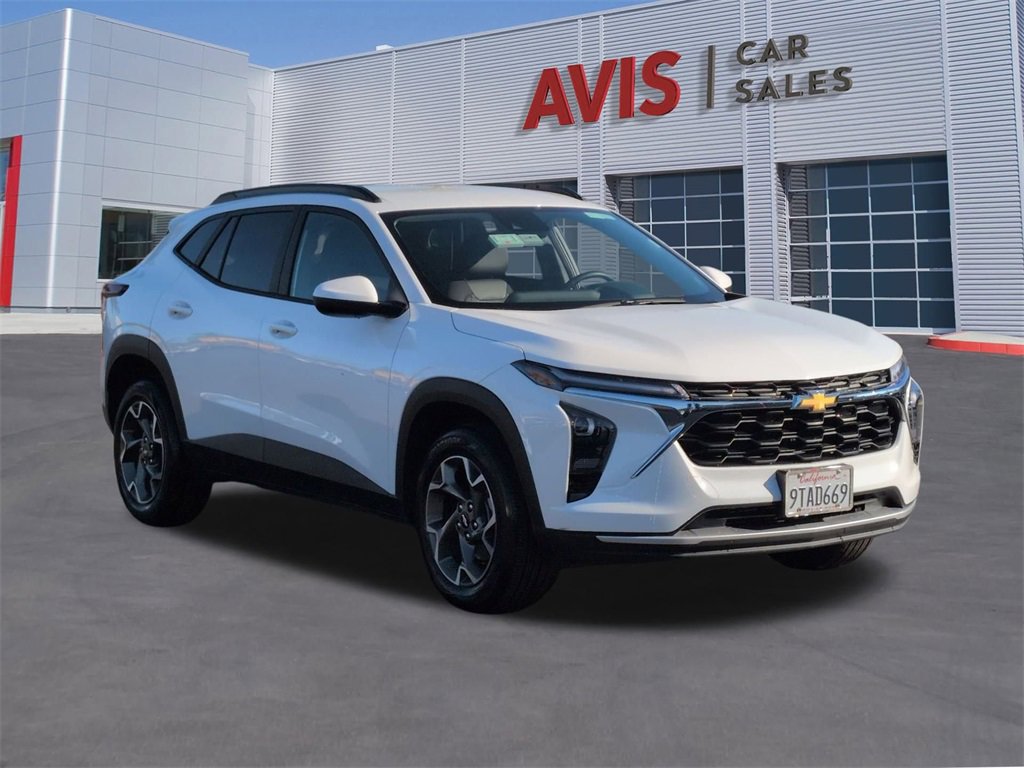 Used 2025 Chevrolet Trax LT w/ LT Convenience Package image 3