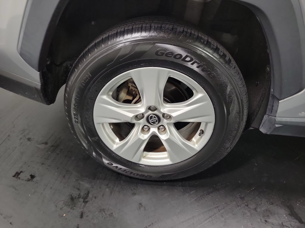 Used 2020 Toyota RAV4 XLE FWD image 11