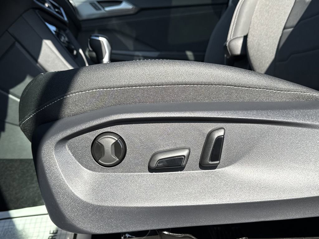 New 2026 Volkswagen Taos SE image 23
