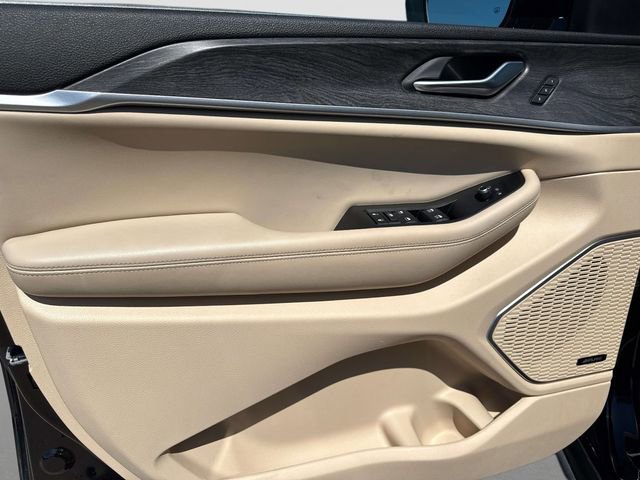 Used 2024 Jeep Grand Cherokee L Limited w/ Black Appearance Package image 17