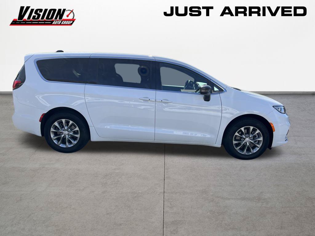 Used 2026 Chrysler Pacifica Select AWD/4WD image 7
