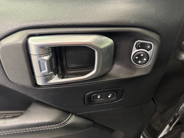Used 2018 Jeep Wrangler Unlimited Sahara AWD/4WD image 25