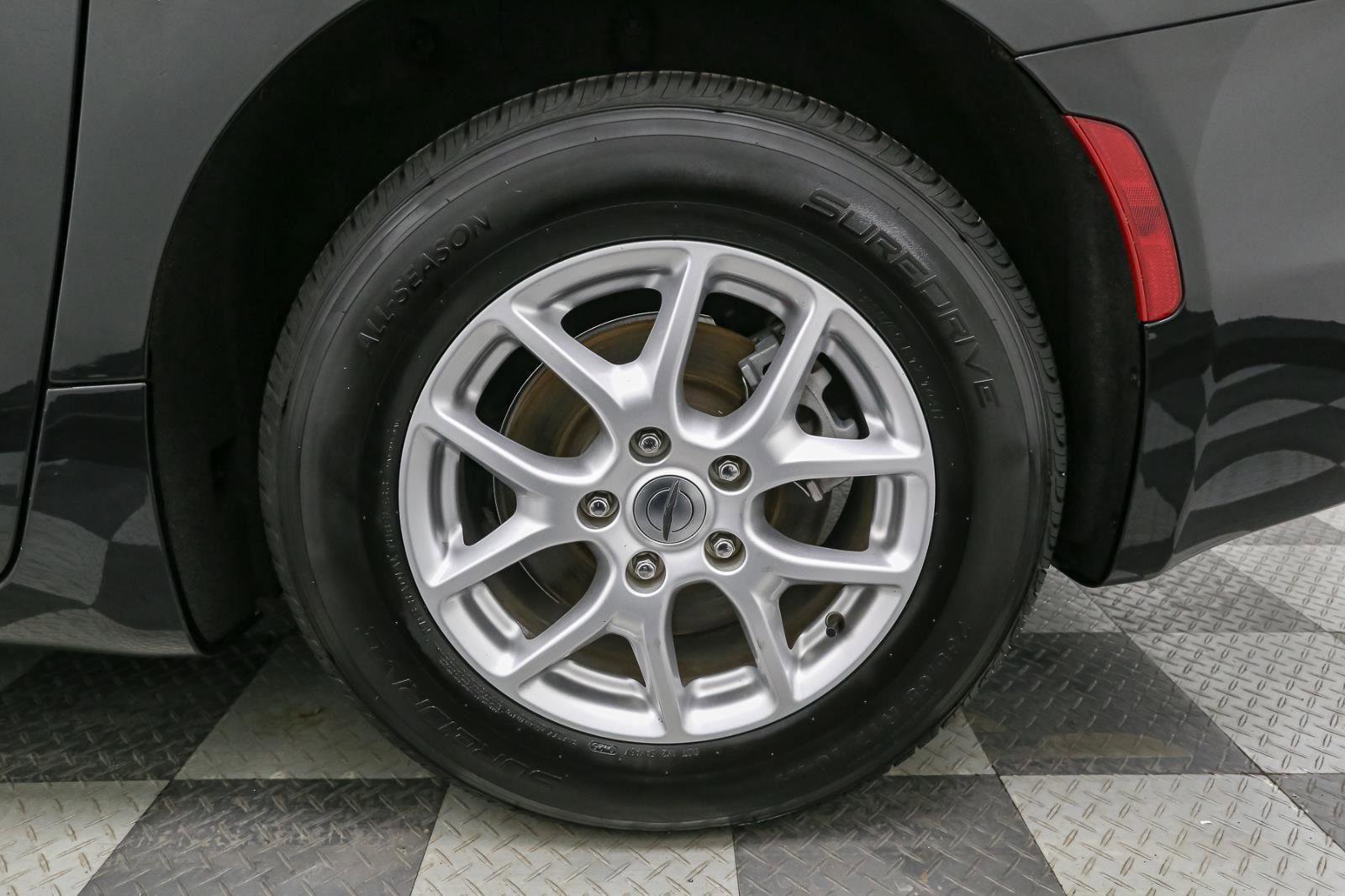 Used 2024 Chrysler Pacifica Touring-L image 15