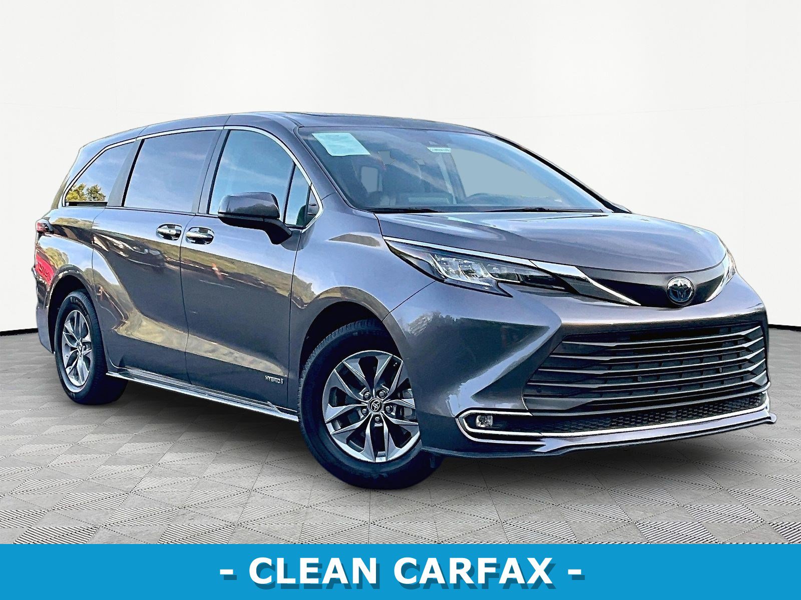 Used 2021 Toyota Sienna XLE FWD image 3