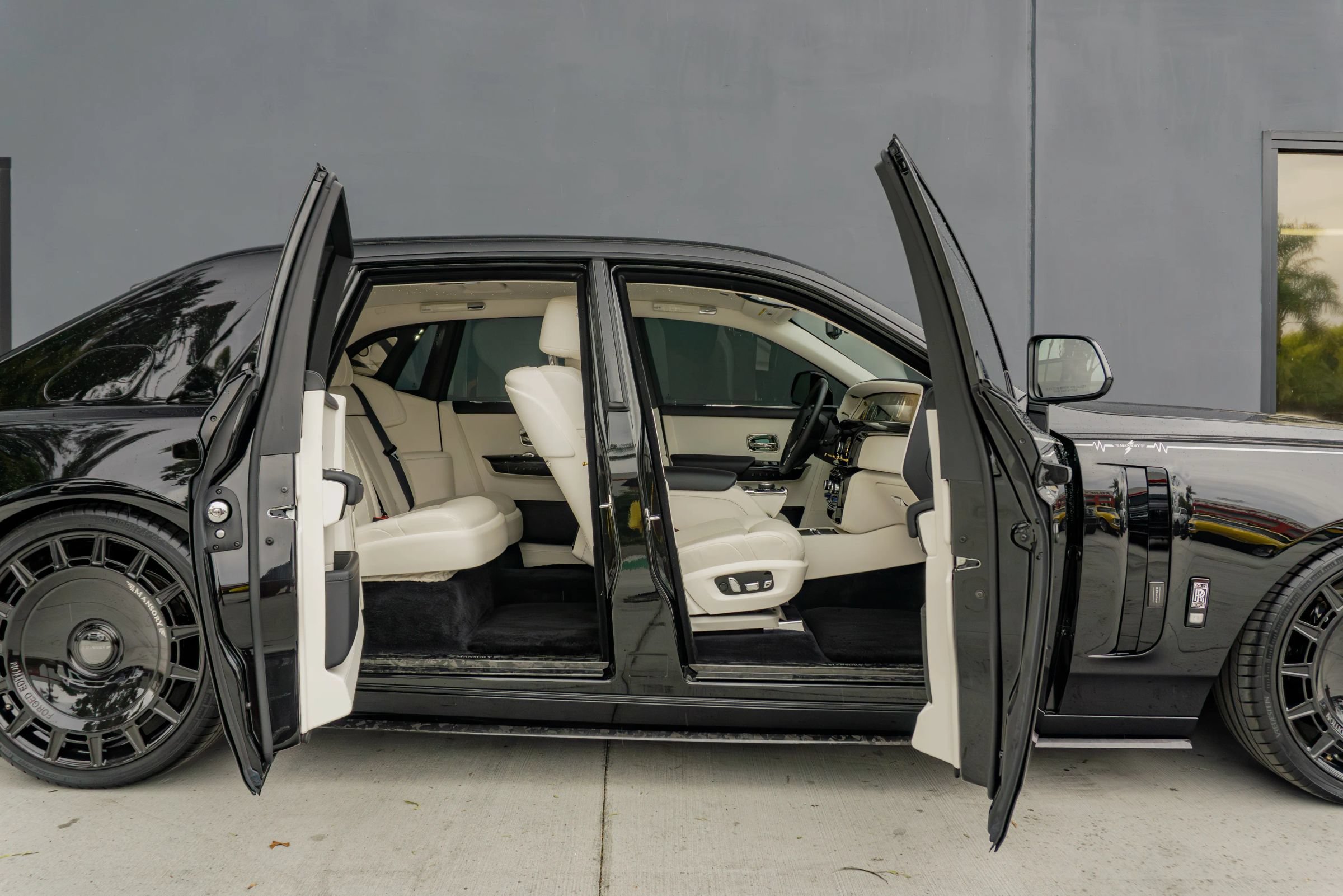 Used 2024 Rolls-Royce Phantom Sedan RWD image 67