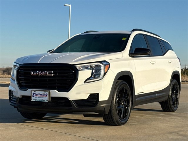 Used 2024 GMC Terrain SLE w/ Driver Convenience Package image 3
