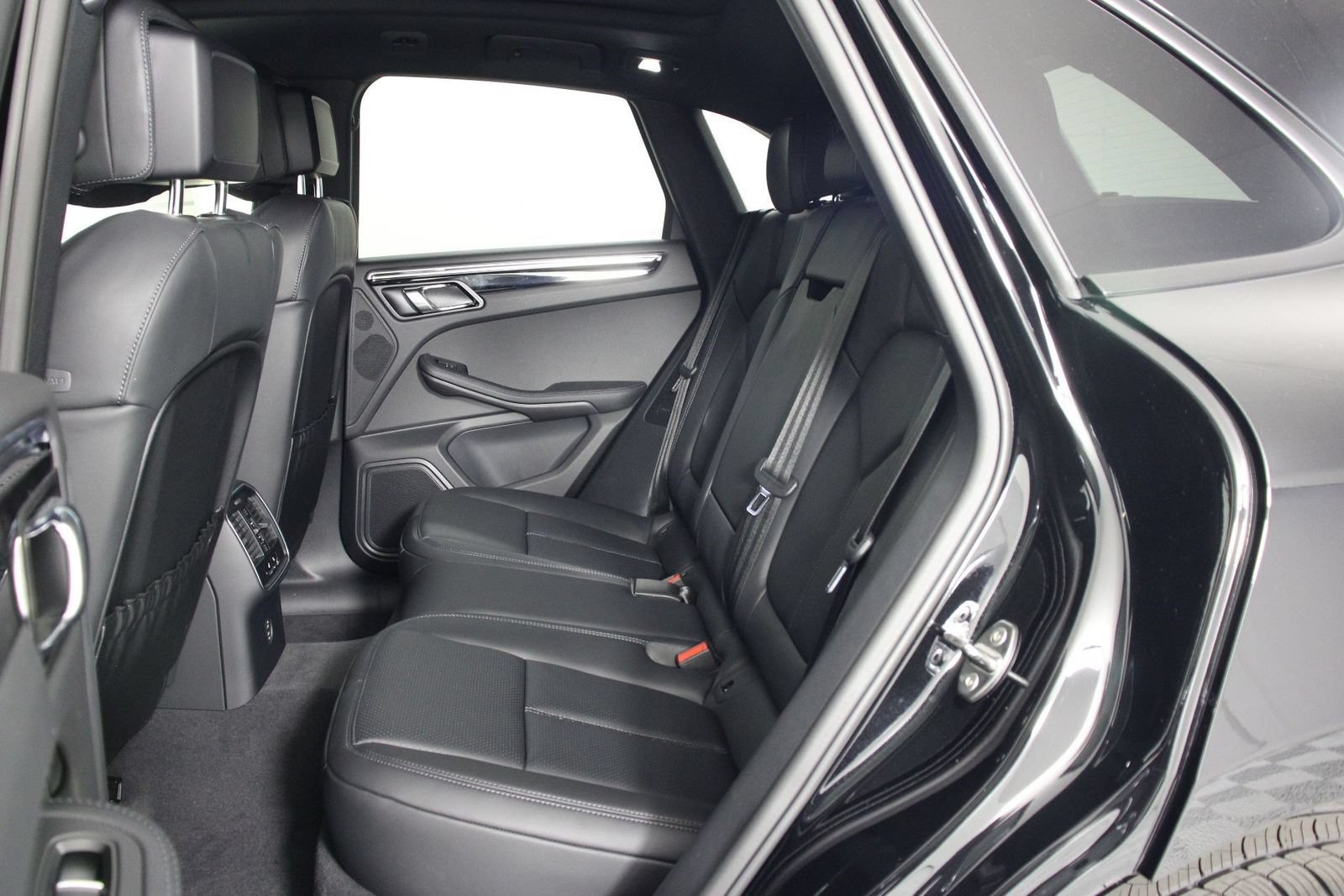 New 2026 Porsche Macan AWD/4WD image 18