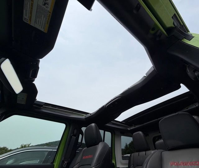 Used 2025 Jeep Wrangler Unlimited Rubicon AWD/4WD image 6