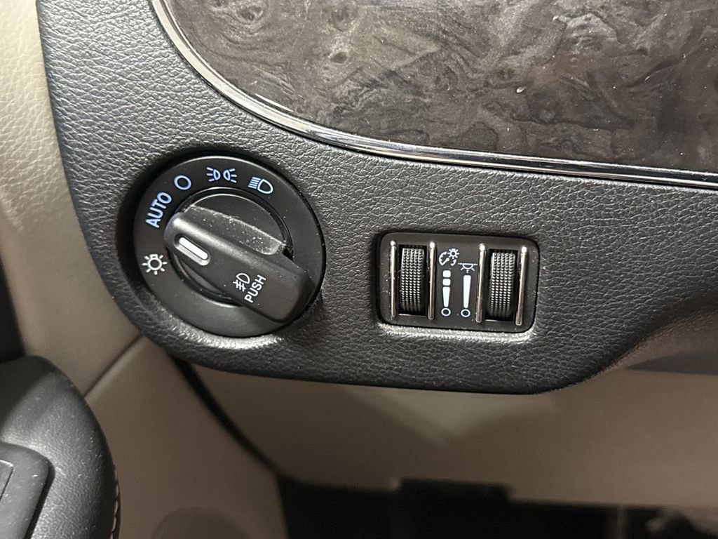 Used 2016 Chrysler Town & Country Touring image 18