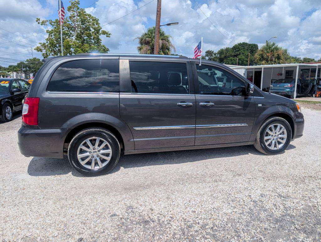 Used 2014 Chrysler Town & Country Touring-L FWD image 8