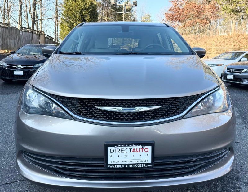 Used 2017 Chrysler Pacifica Touring FWD image 2