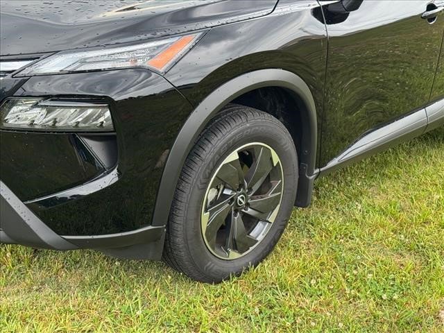 Used 2024 Nissan Rogue SV AWD/4WD image 4