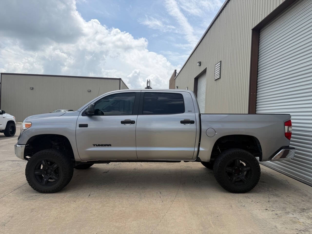Used 2017 Toyota Tundra SR5 w/ SR5 Upgrade Package AWD/4WD image 4