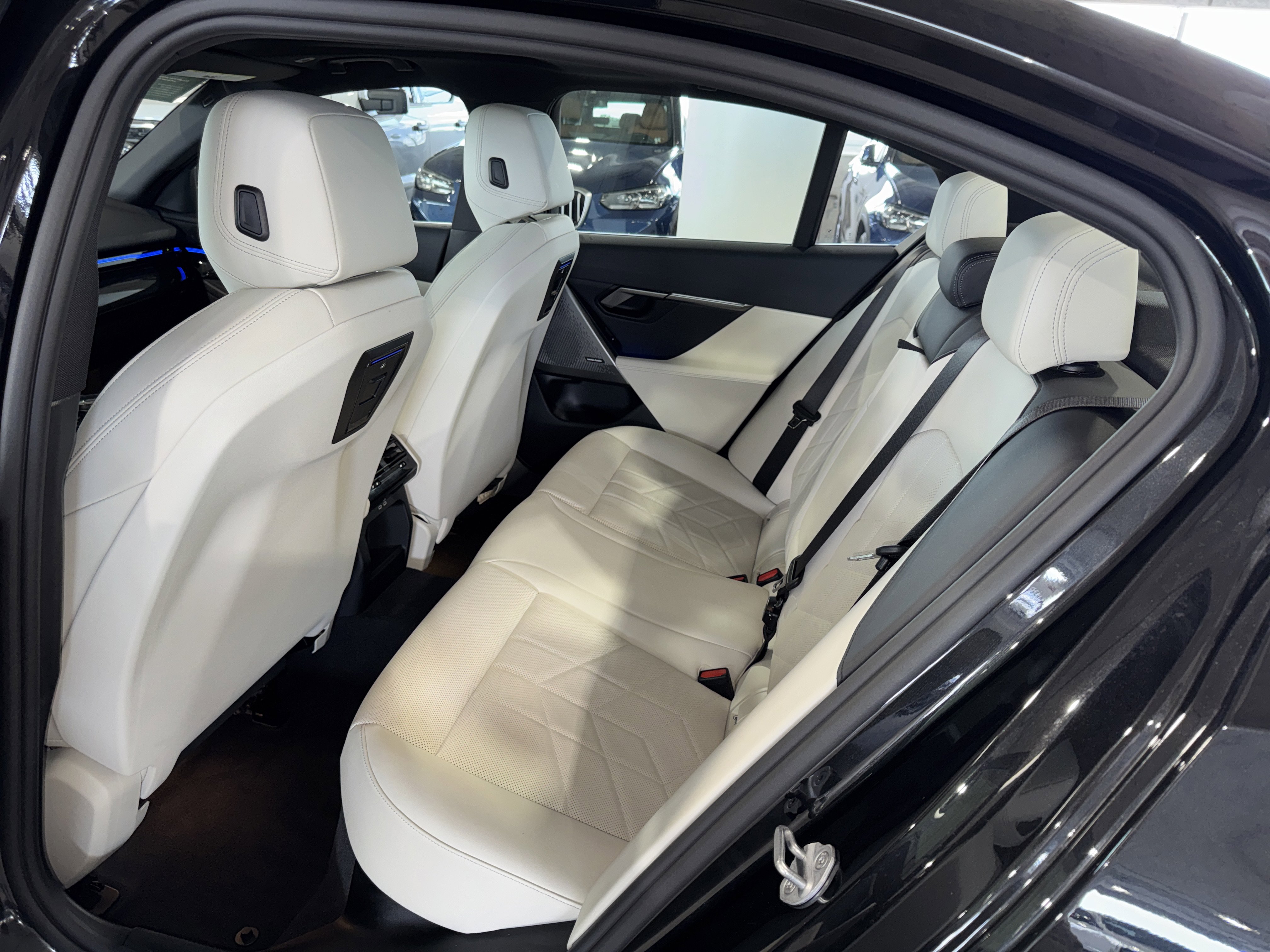 Certified 2025 BMW 530i xDrive w/ Premium Package AWD/4WD image 17