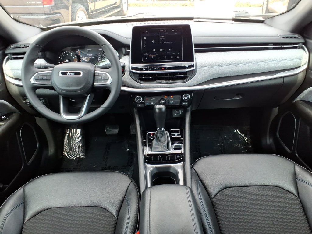 Used 2025 Jeep Compass Latitude AWD/4WD image 14