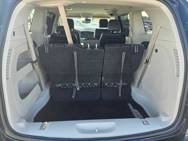 Used 2024 Chrysler Pacifica Touring-L FWD image 17