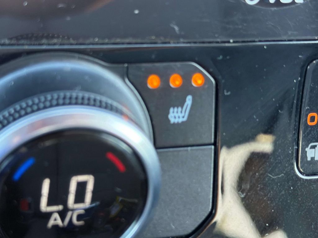 Used 2024 Toyota Highlander XLE FWD image 23