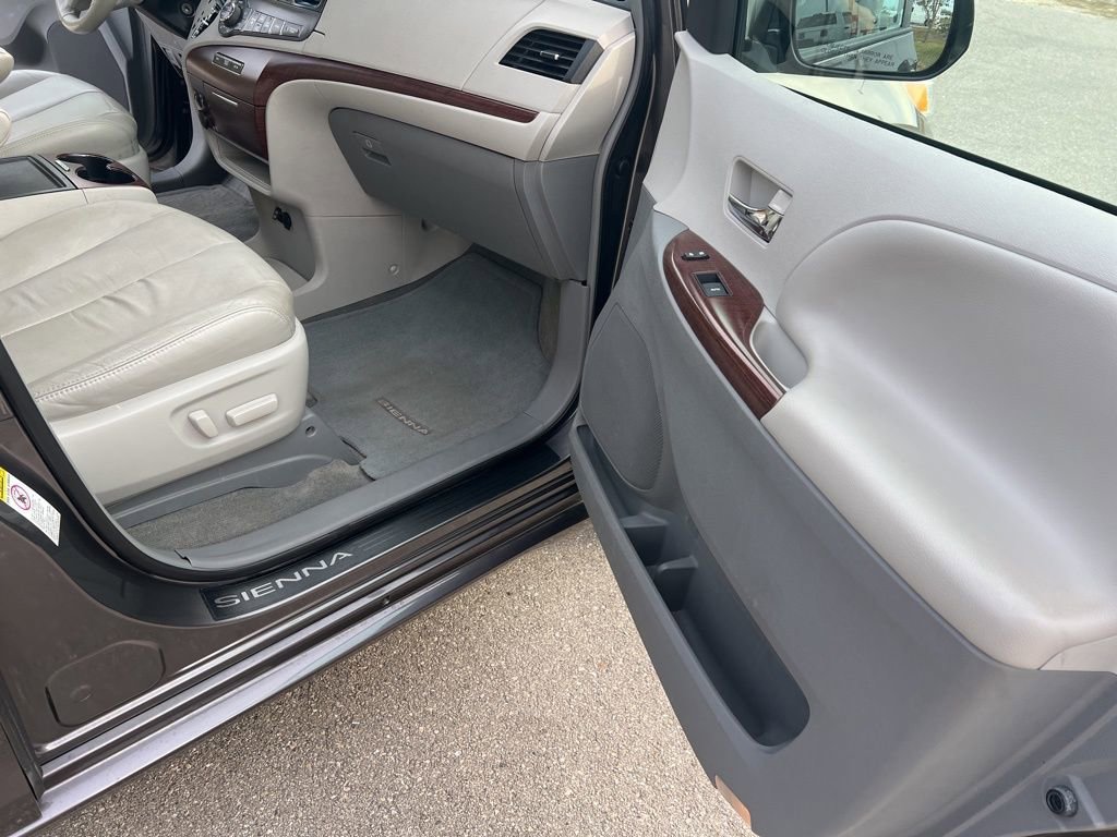 Used 2014 Toyota Sienna XLE image 43
