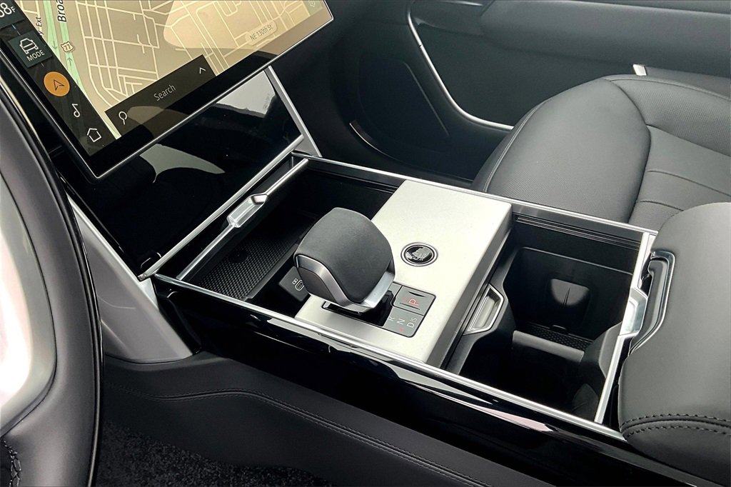 New 2025 Land Rover Range Rover SE image 8