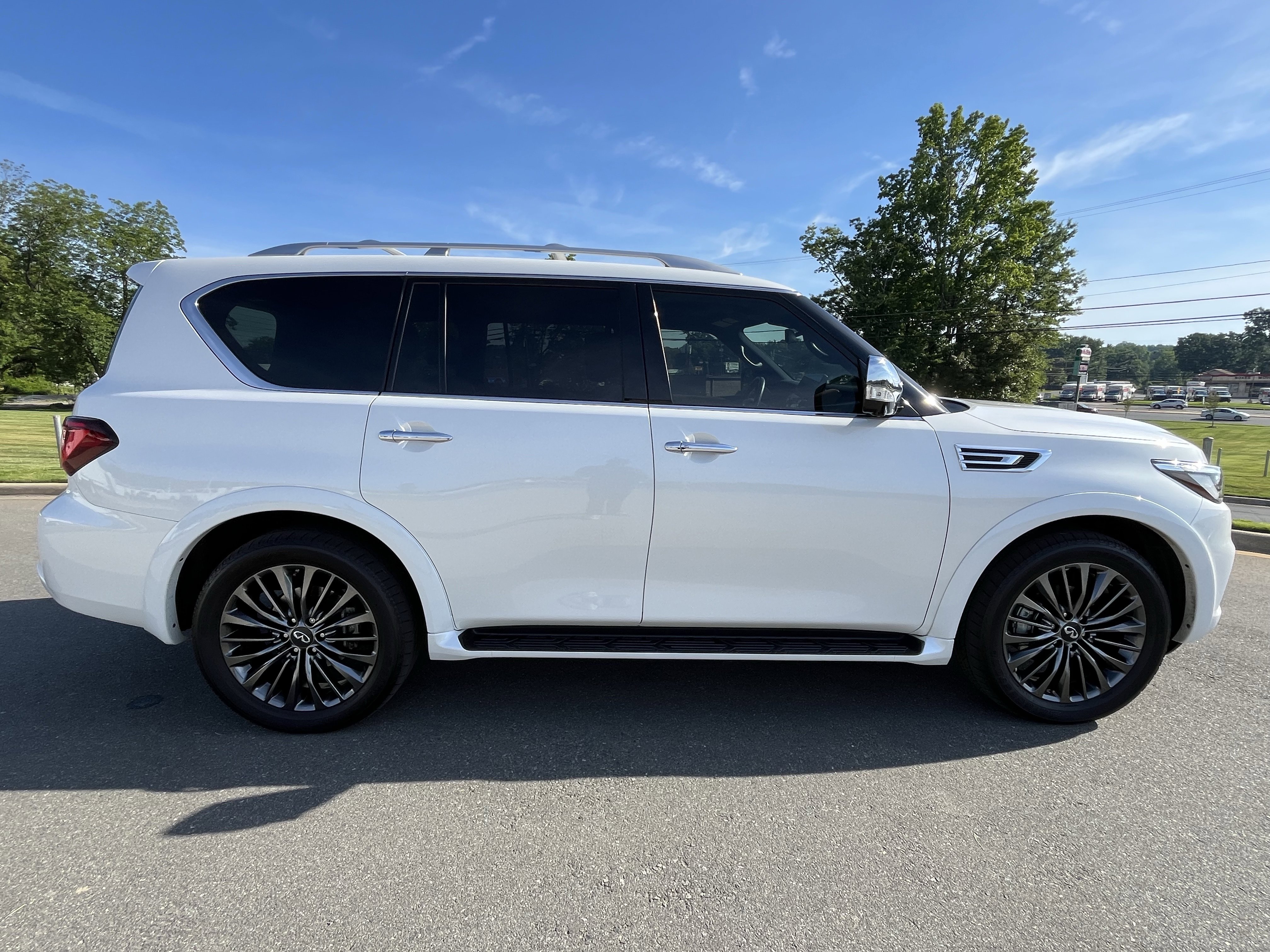 Used 2023 INFINITI QX80 Sensory w/ Cargo Package AWD/4WD image 10