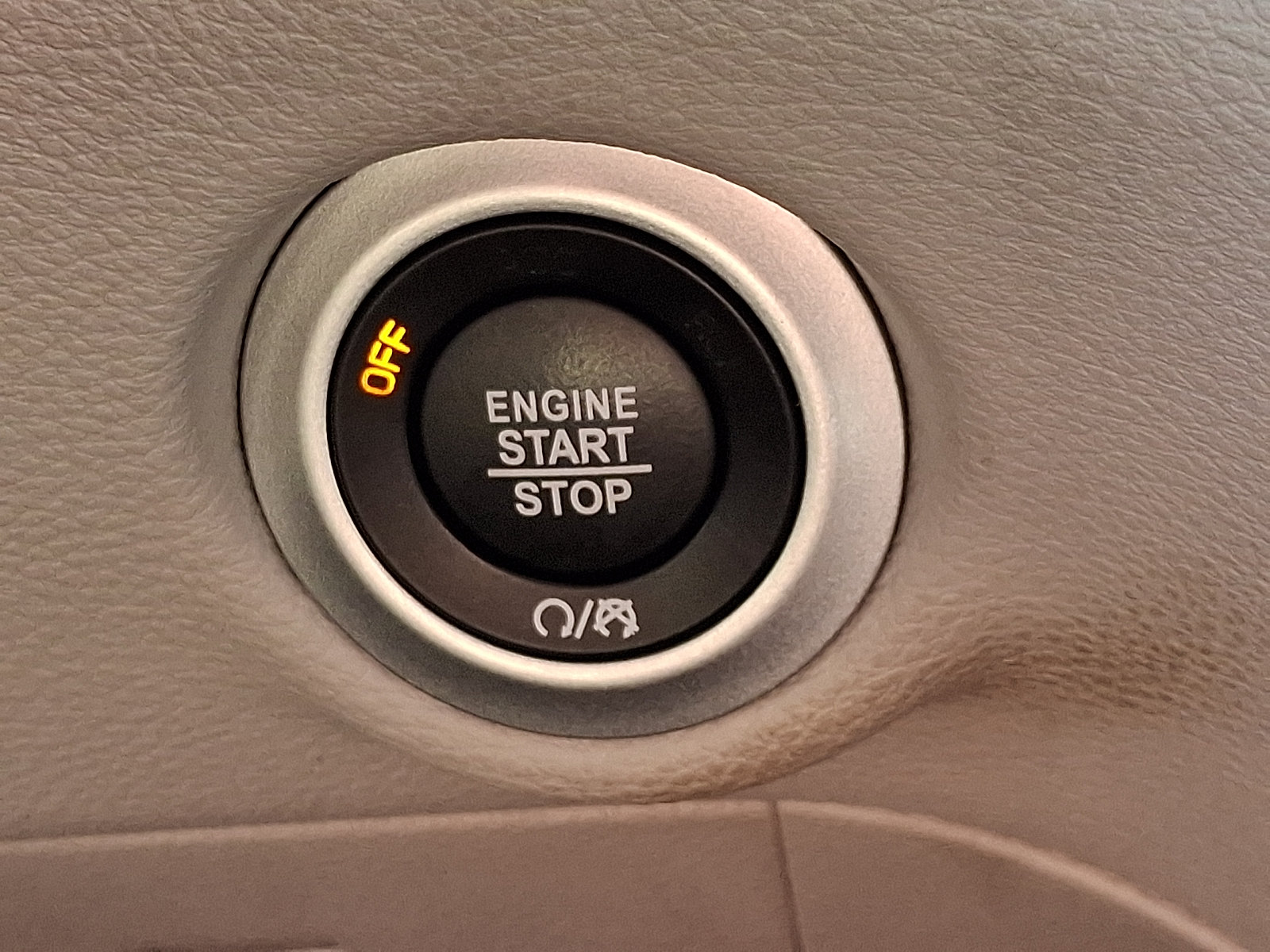 Used 2023 Chrysler Pacifica Limited w/ Uconnect Theater Family Group FWD image 28