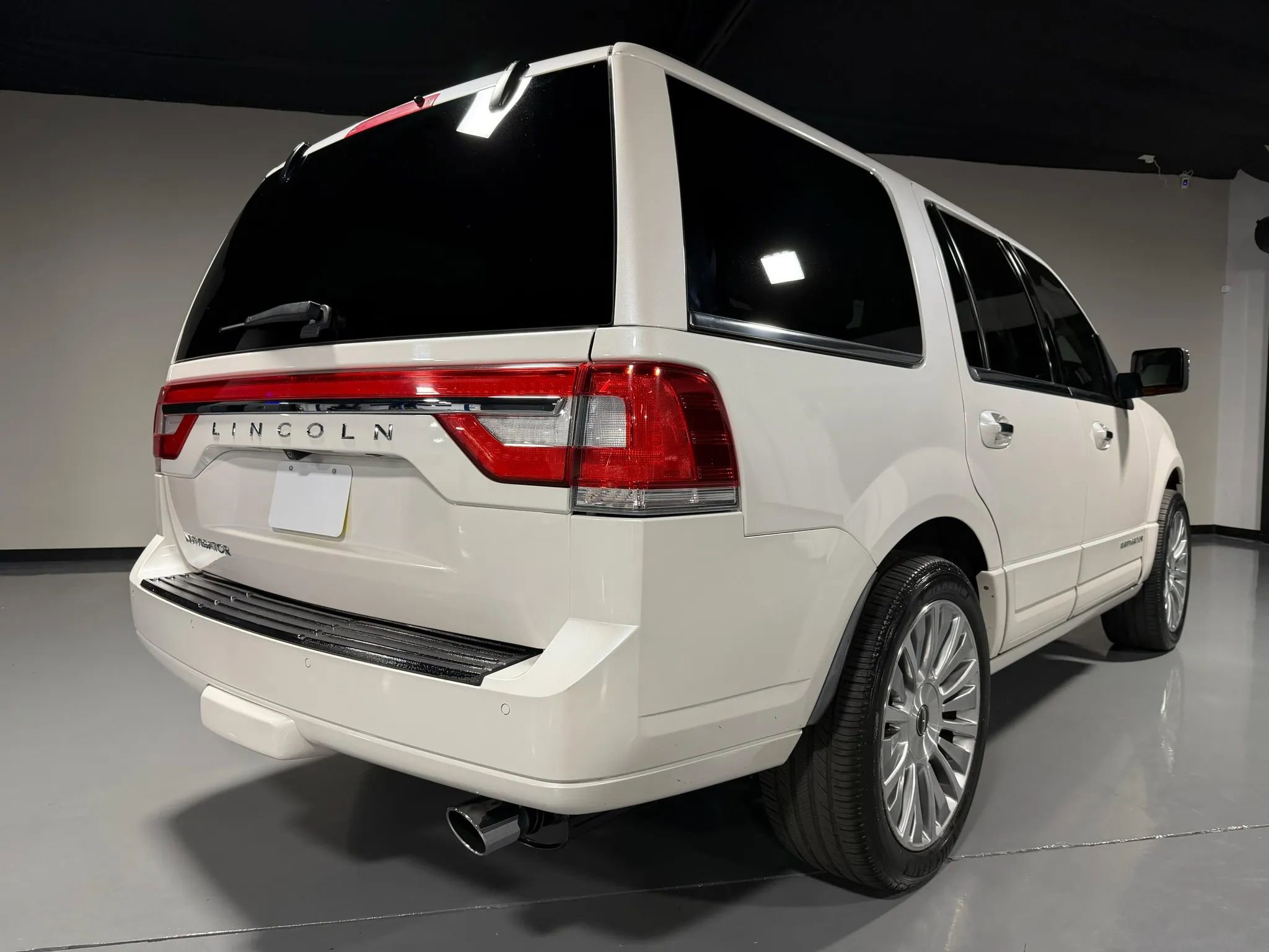 Used 2017 Lincoln Navigator Select RWD image 3