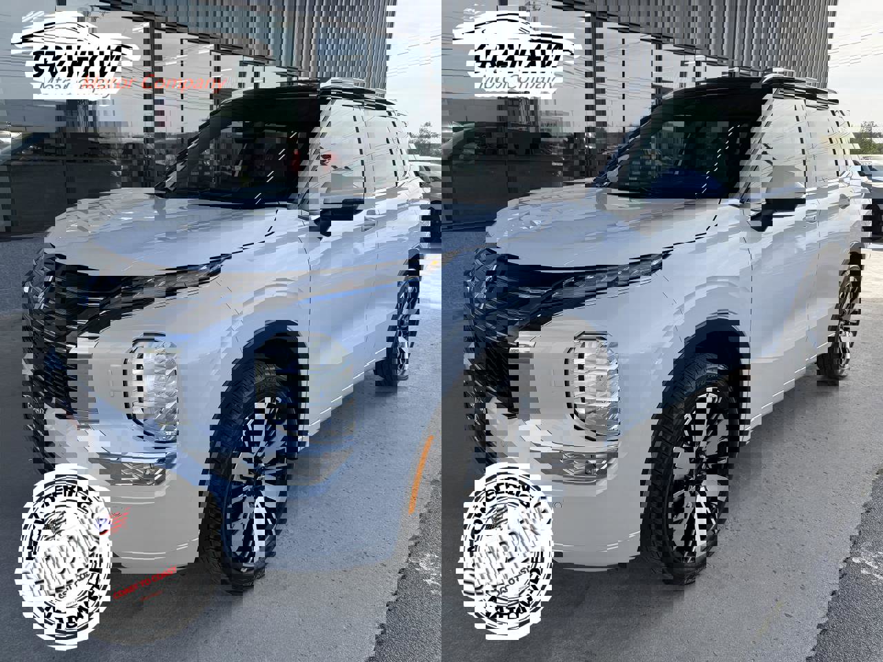 Used 2025 Mitsubishi Outlander SEL image 1