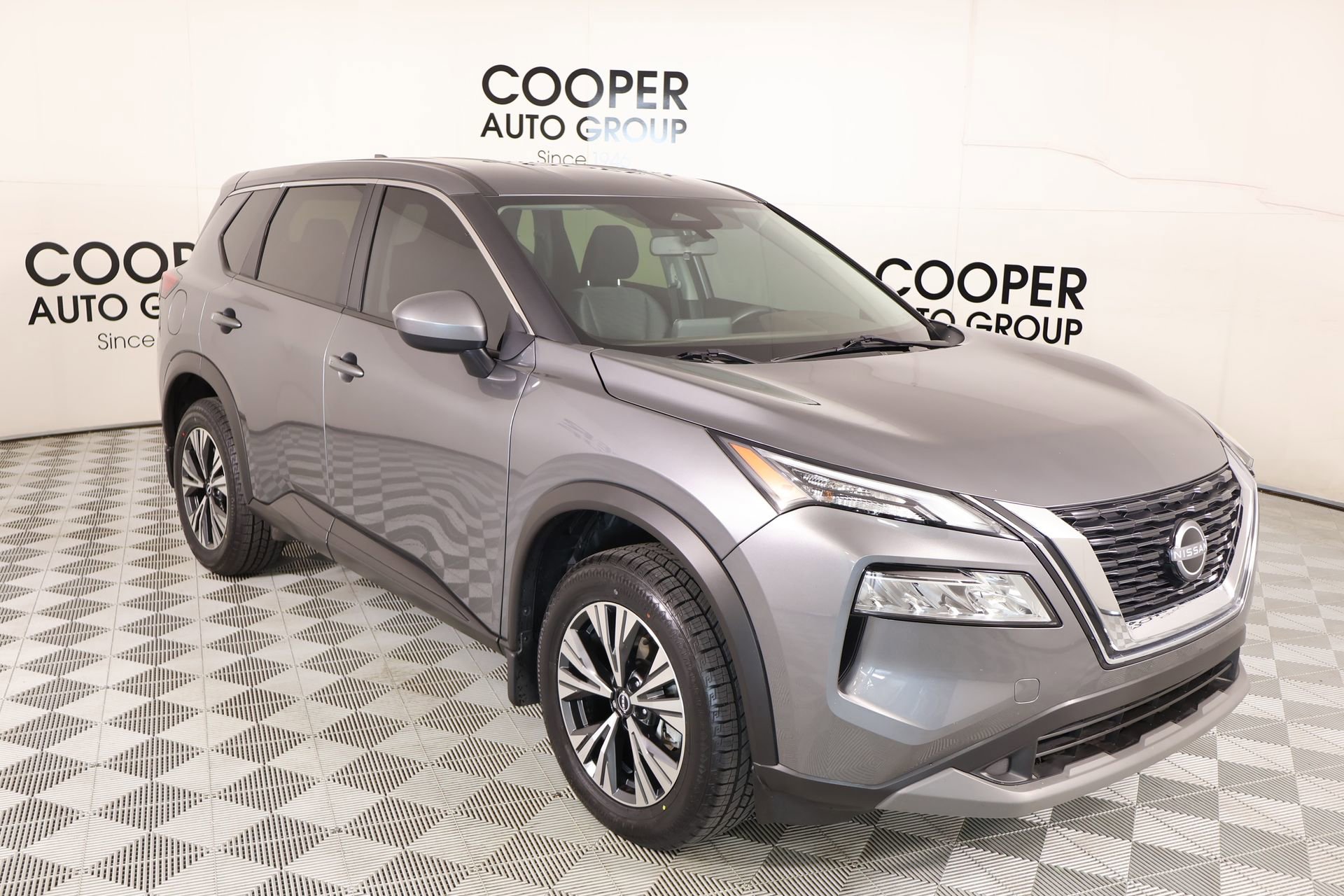 Used 2023 Nissan Rogue SV image 1