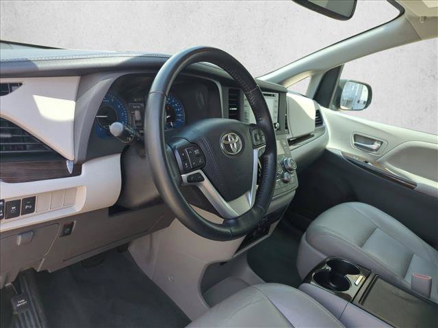 Used 2020 Toyota Sienna XLE w/ Entertainment Package FWD image 10
