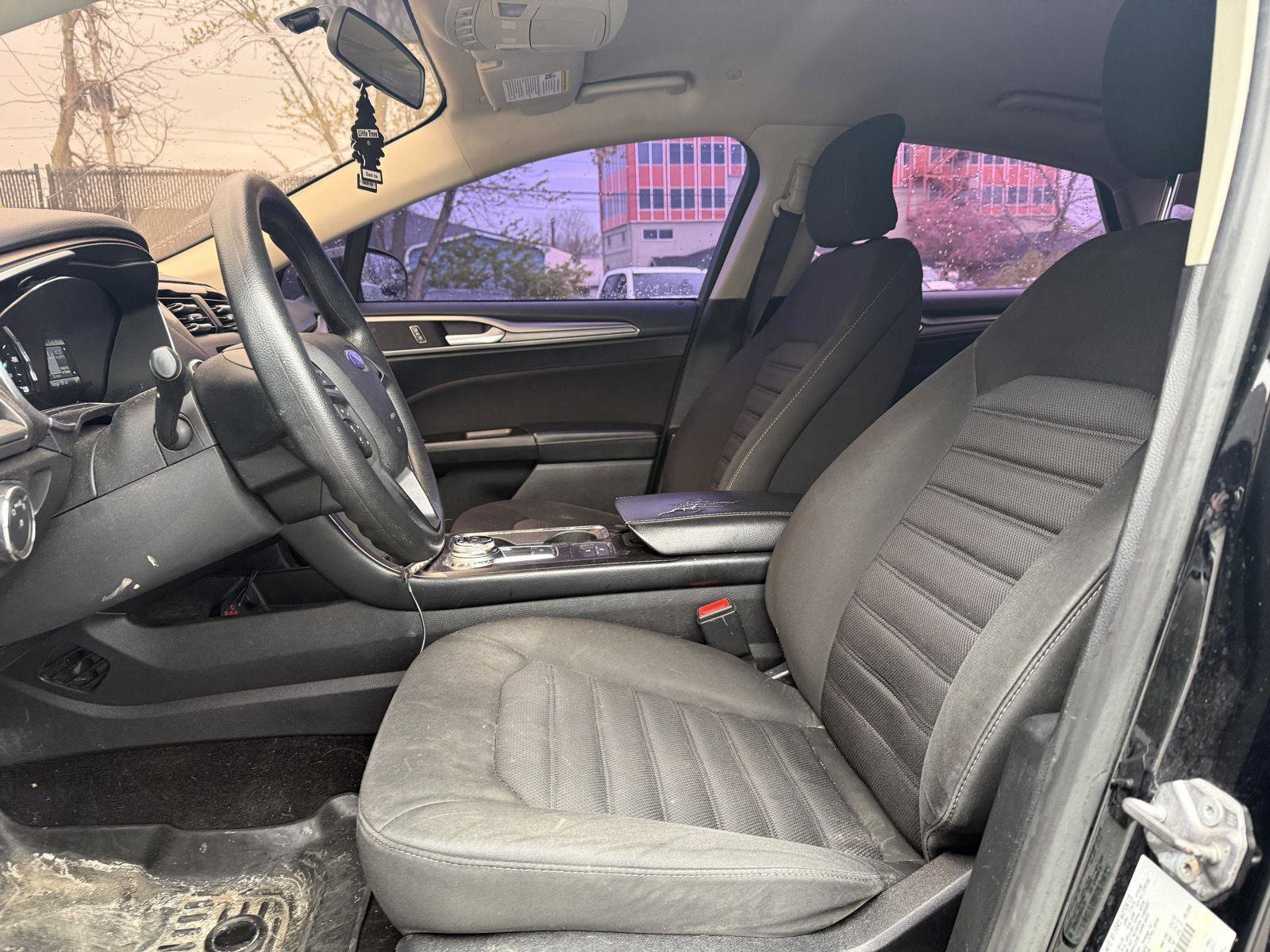 Used 2017 Ford Fusion SE image 9