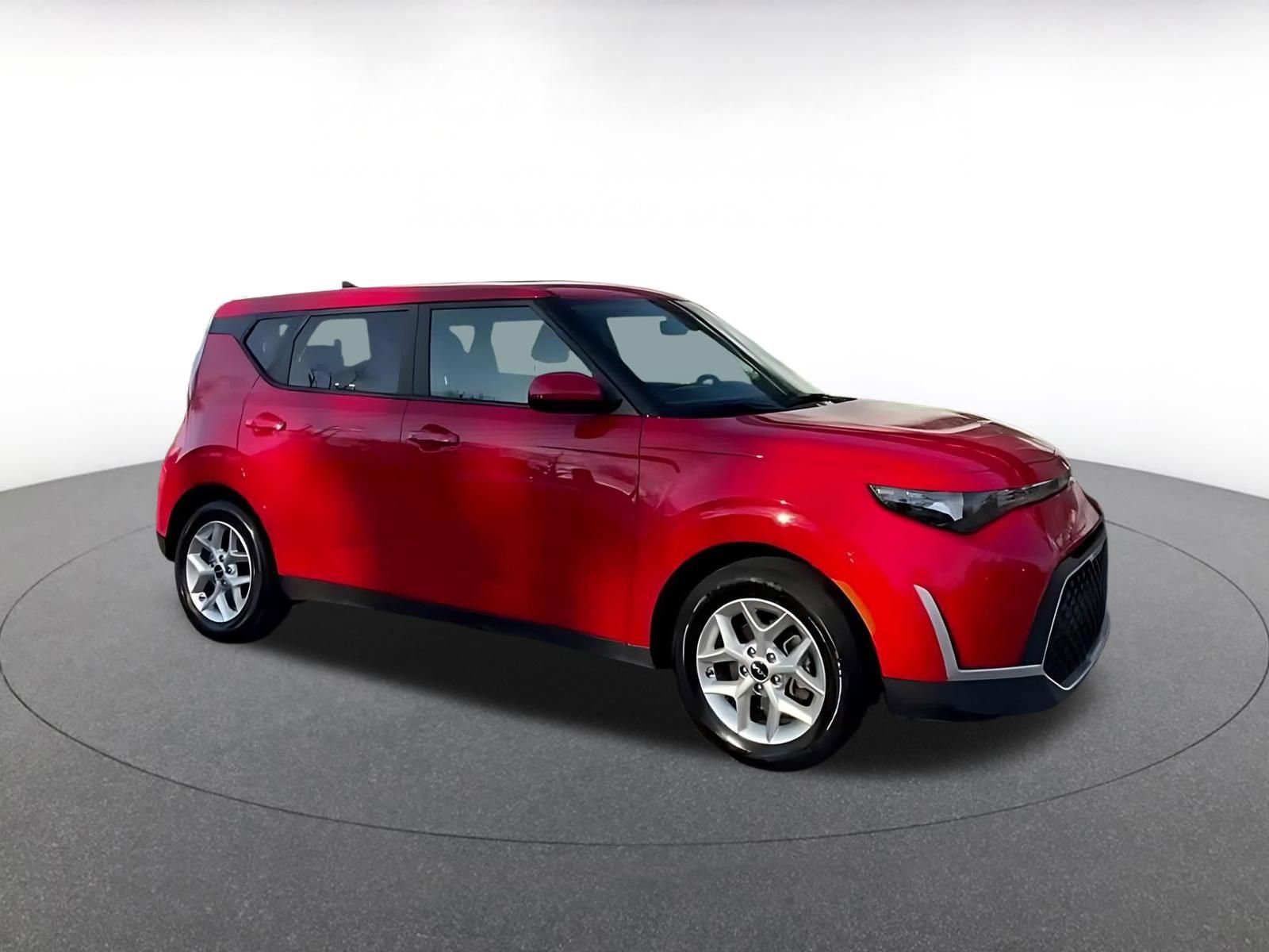 Used 2025 Kia Soul LX w/ LX Technology Package FWD image 2